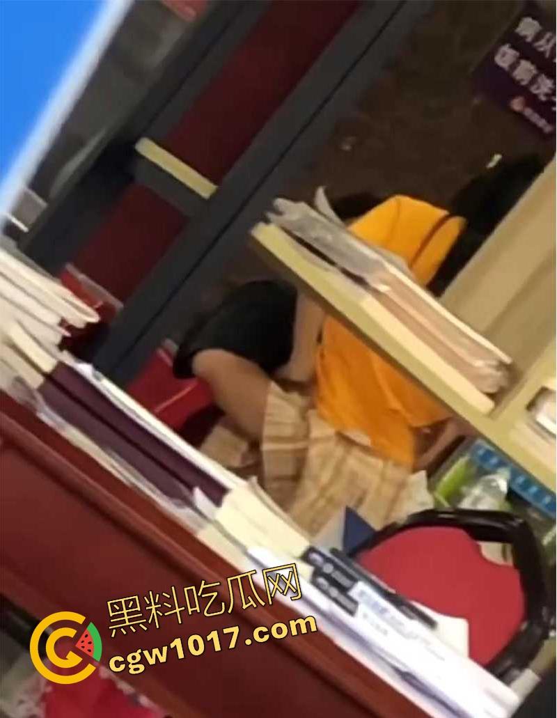 常州轻工大学饭堂激情一刻，JK清纯女大激情相吻，情到浓处直捅裙底骚逼，随后女生跪地疑似深喉口交，当我们不是人是吧！-3
