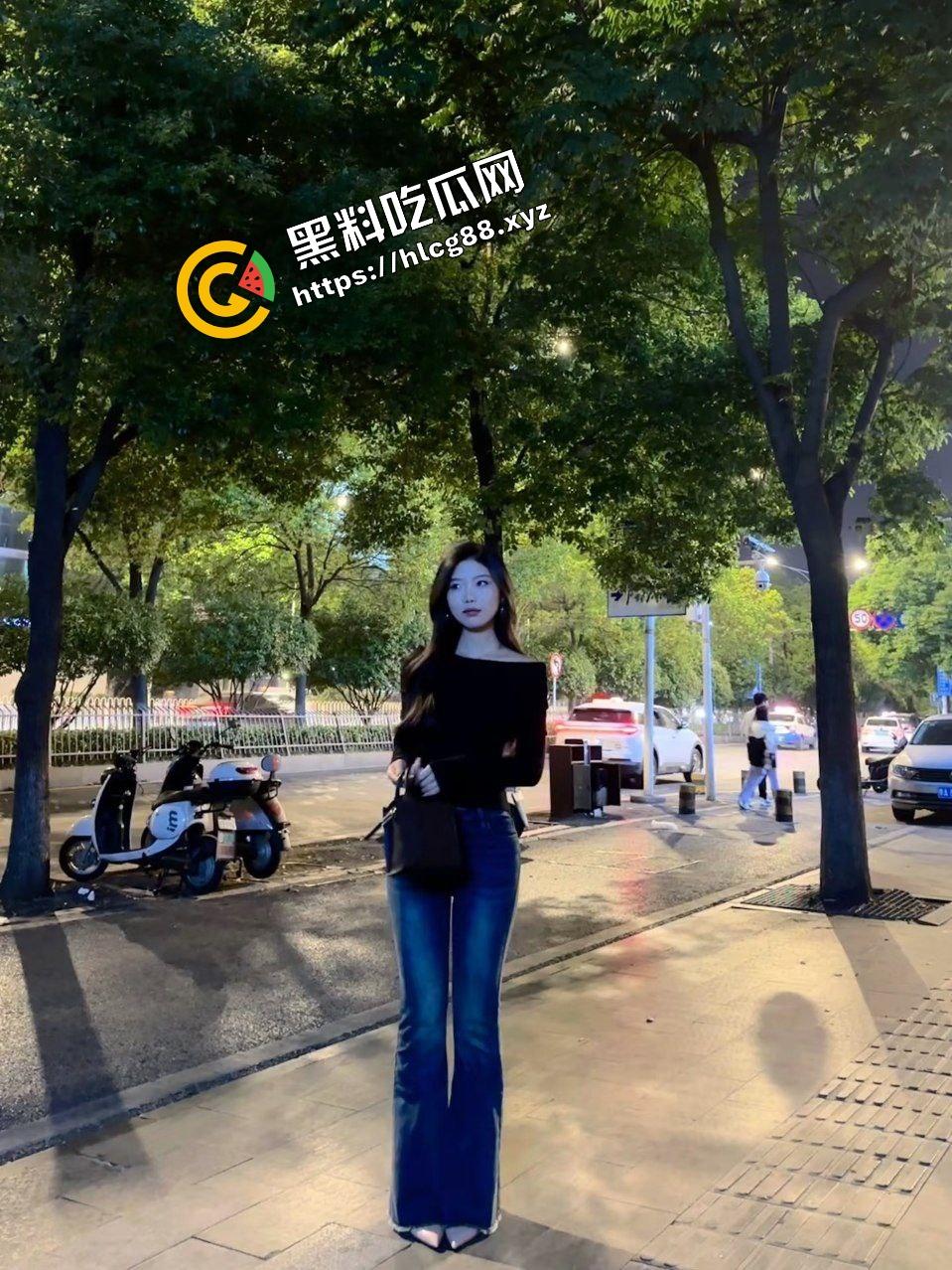 深山里的大山姑玩刺激露出！与单男爬山上树后入打野战，这是要用返祖行为繁殖后代吗？-1