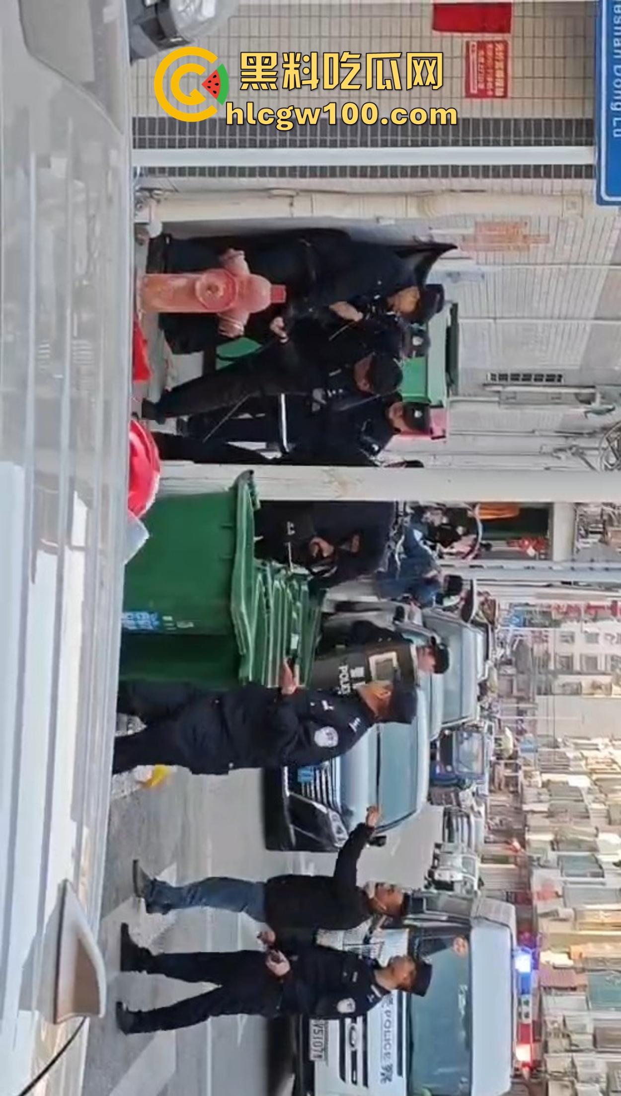 揭阳揭西持刀男子街头闹事，被警察堵墙角带走，快过年了非要进去蹭皇粮！-4