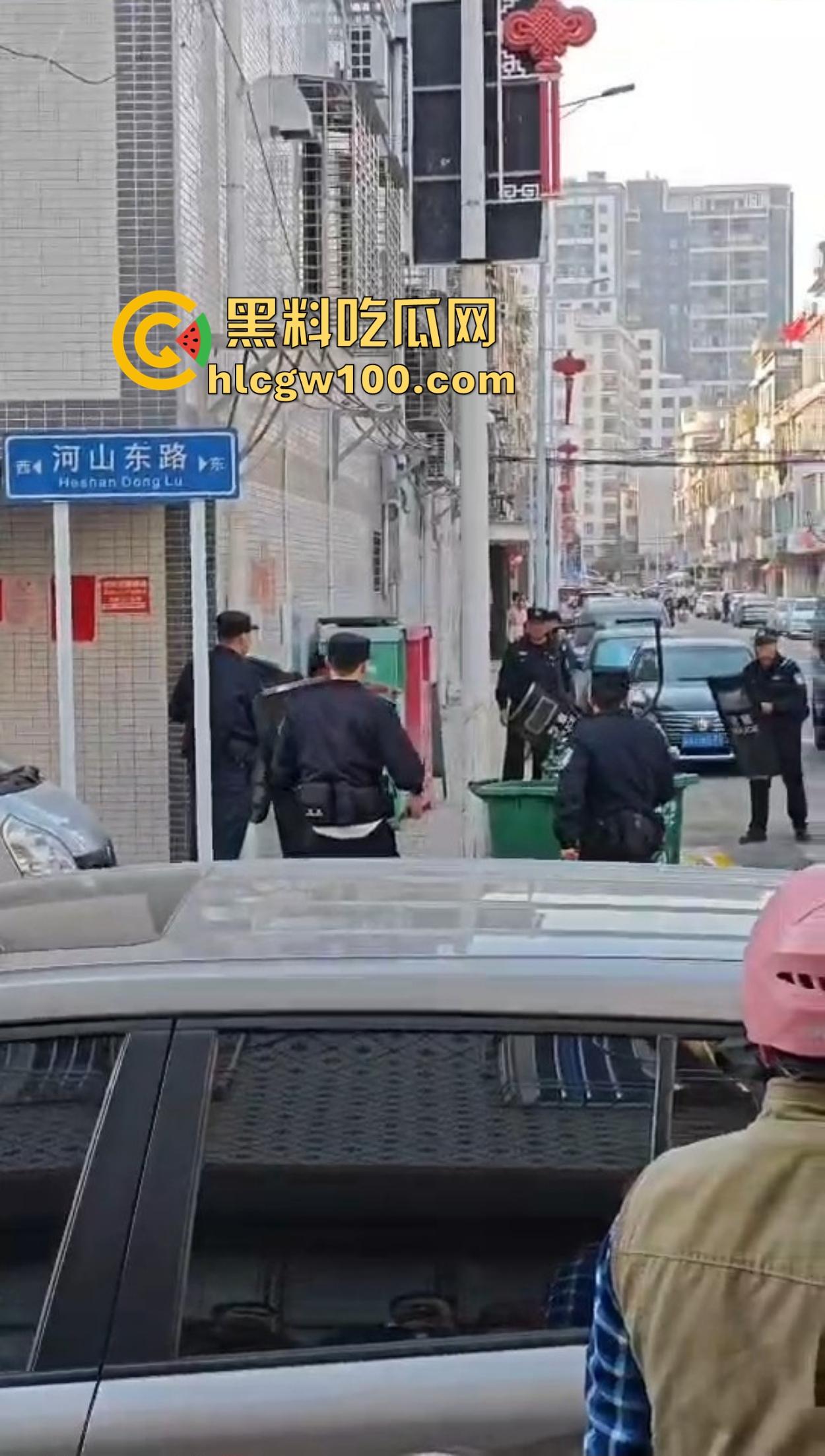 揭阳揭西持刀男子街头闹事，被警察堵墙角带走，快过年了非要进去蹭皇粮！-6