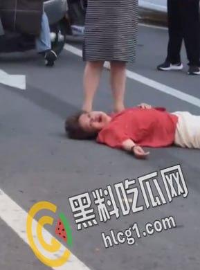 江苏连云港发生一起重大的交通事故！醉酒老头冲撞人群导致7死19伤！现场惨不忍睹！-8