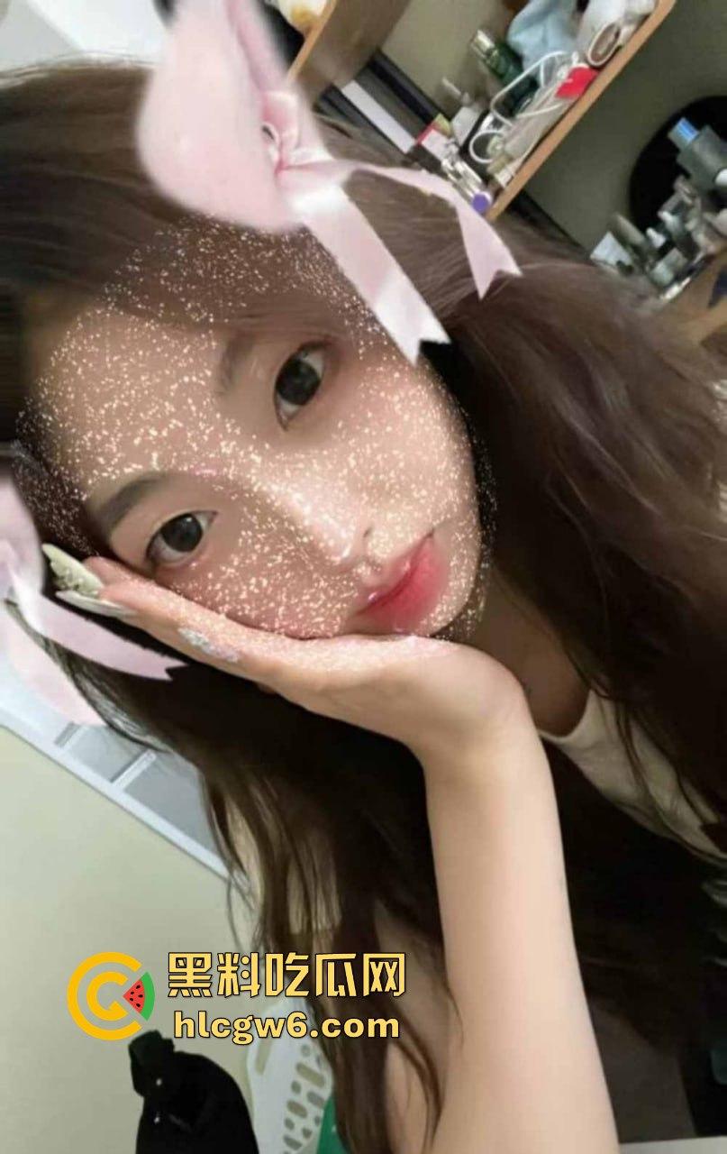 上海舞蹈生【刘静雯】视频泄露，车库男厕所双场狂操，清纯小浪货玩到腿软尿湿地，骚浪得让人头皮发麻！-1