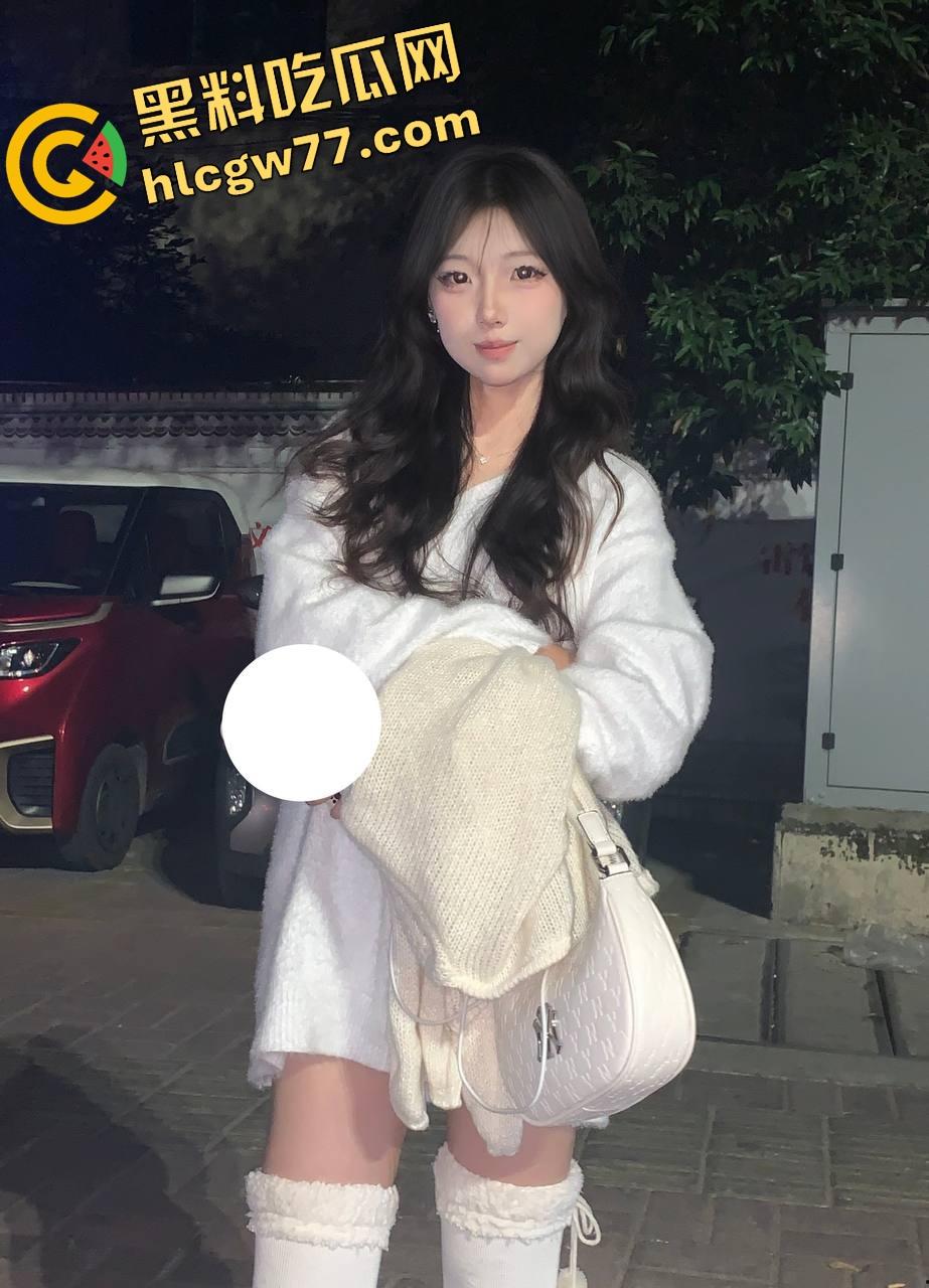 厕所野战被偷拍，白虎骚穴在马桶边被舔穿，口交互舔肉搏一气呵成，是骚是疯分不清了！-4