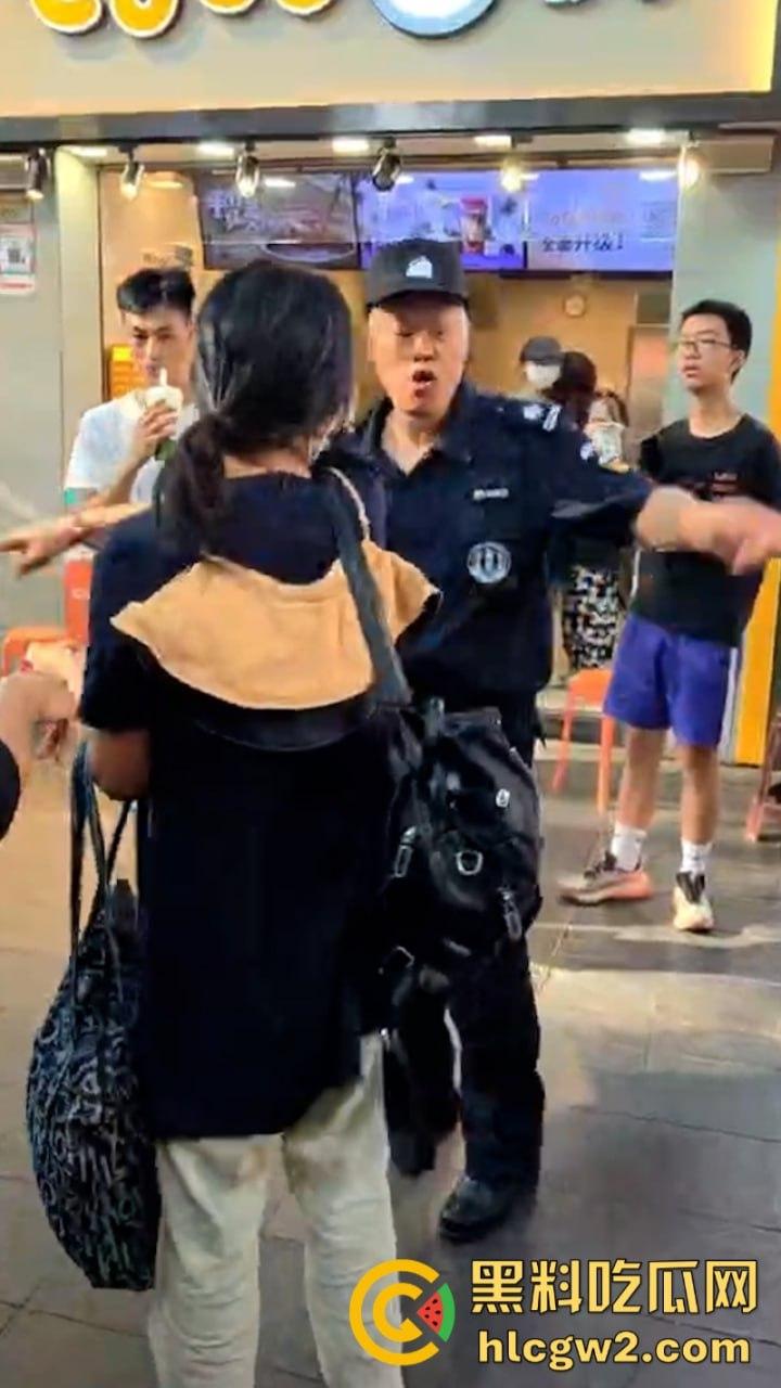 牛啊！广州小孩哥被指偷奶茶 孩子妈撒泼当场殴打店员 踢脚保安 现场视频曝光-5