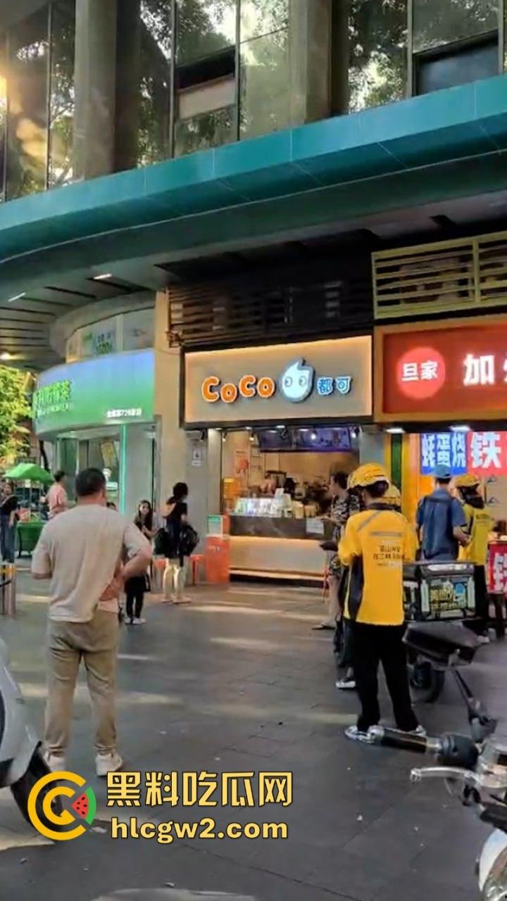 牛啊！广州小孩哥被指偷奶茶 孩子妈撒泼当场殴打店员 踢脚保安 现场视频曝光-6