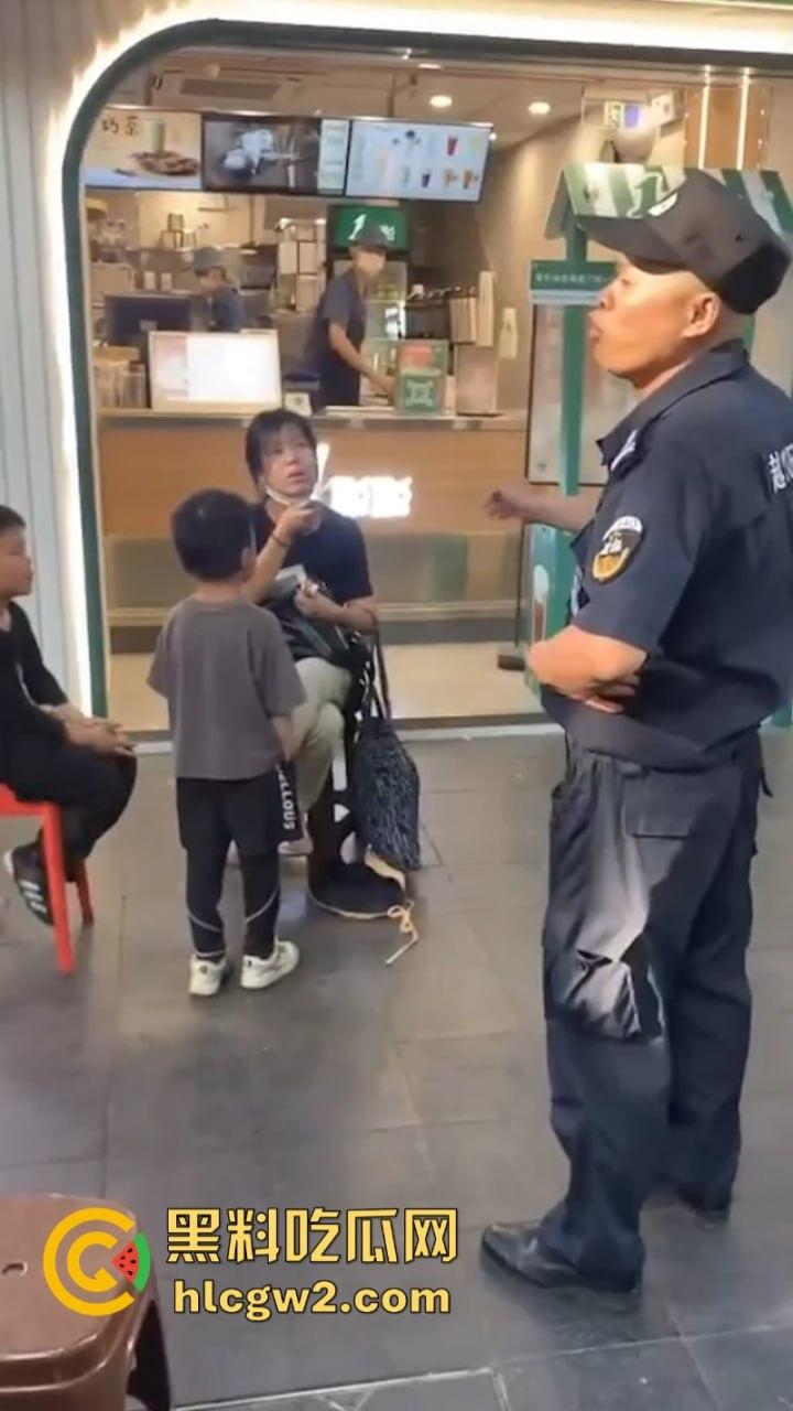 牛啊！广州小孩哥被指偷奶茶 孩子妈撒泼当场殴打店员 踢脚保安 现场视频曝光-7