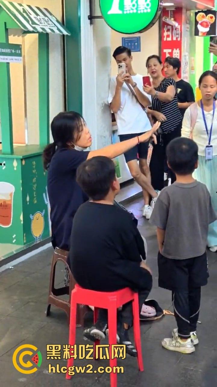 牛啊！广州小孩哥被指偷奶茶 孩子妈撒泼当场殴打店员 踢脚保安 现场视频曝光-8