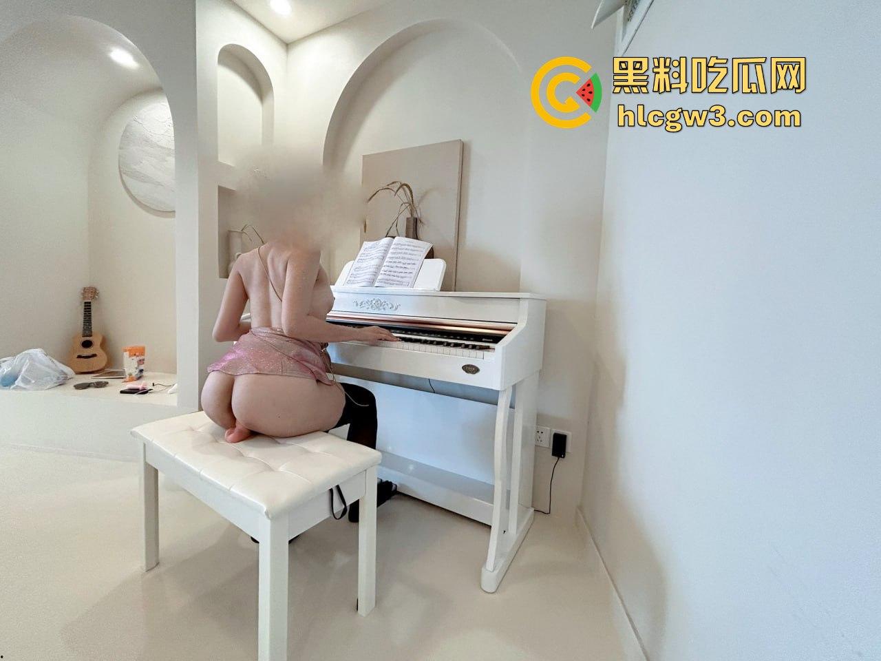 170舞蹈老师【童诺心】反差母狗人设炸裂！课堂上是冷艳严师，出门牵绳露奶调教到嗷嗷叫！-12