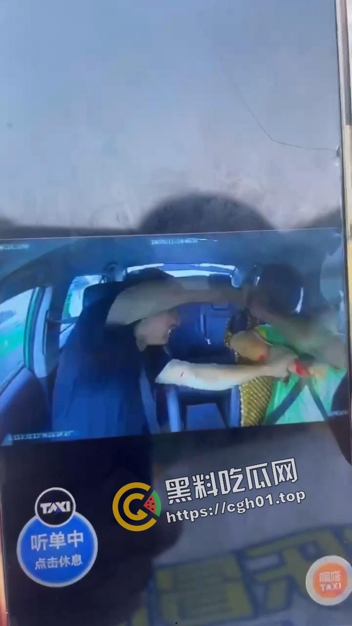 珠海出租车被杀事件车内监控流出！副驾驶毫无征兆拿刀就捅 肚子都被划开 血腥慎入-4