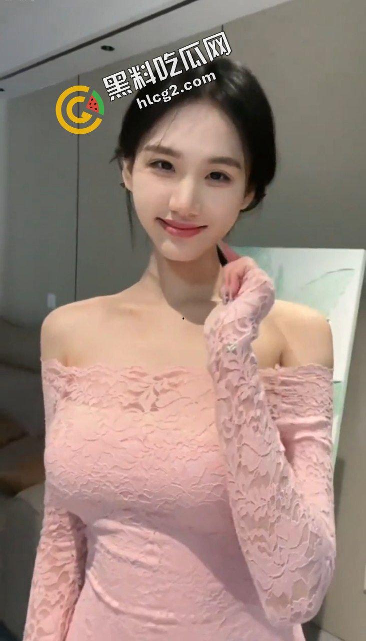 抖音高颜值清纯女网红『裴南苇』与榜上大哥线下真人4P 口爆吞精 轮流爆操 多P视频流出！-3