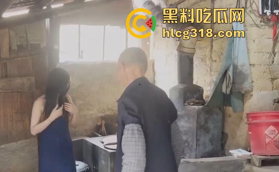 慰问孤寡老人！女子携闺蜜下乡送温暖 换上围裙真空做饭勾引大爷 可惜啊大爷好像不太行！-5