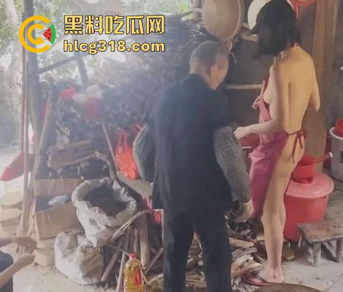 慰问孤寡老人！女子携闺蜜下乡送温暖 换上围裙真空做饭勾引大爷 可惜啊大爷好像不太行！-12