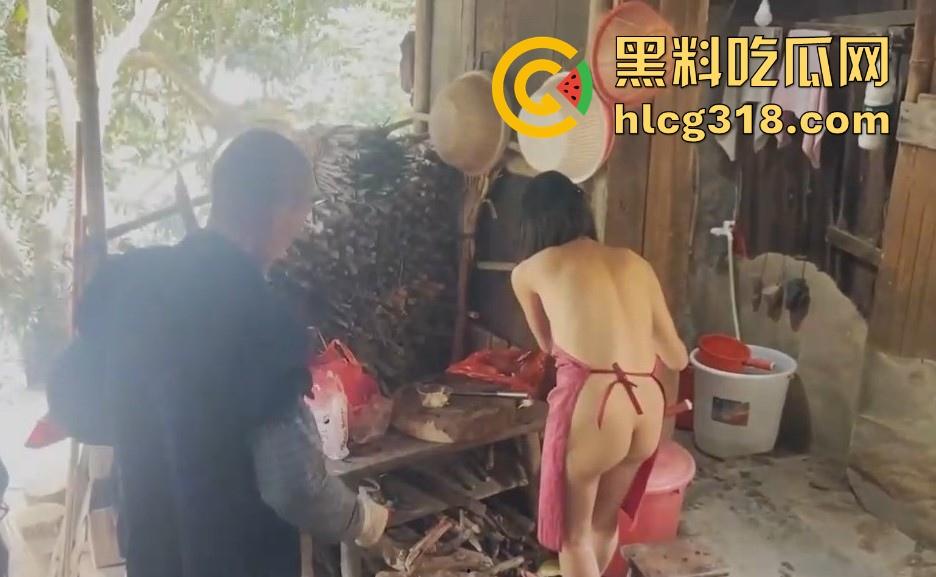 慰问孤寡老人！女子携闺蜜下乡送温暖 换上围裙真空做饭勾引大爷 可惜啊大爷好像不太行！-14