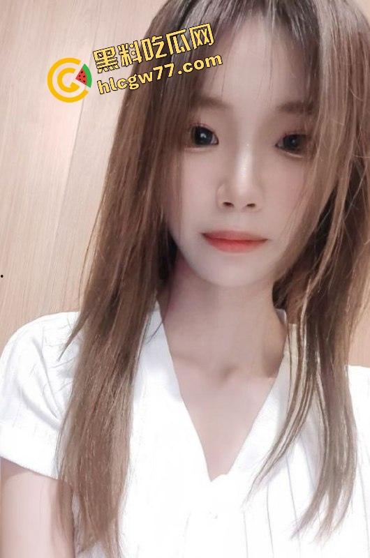 大连排骨妹【乔珊珊】金发小母狗被炮友偷拍爆操现场，吃鸡吃到笑开花，约炮变出道！-3