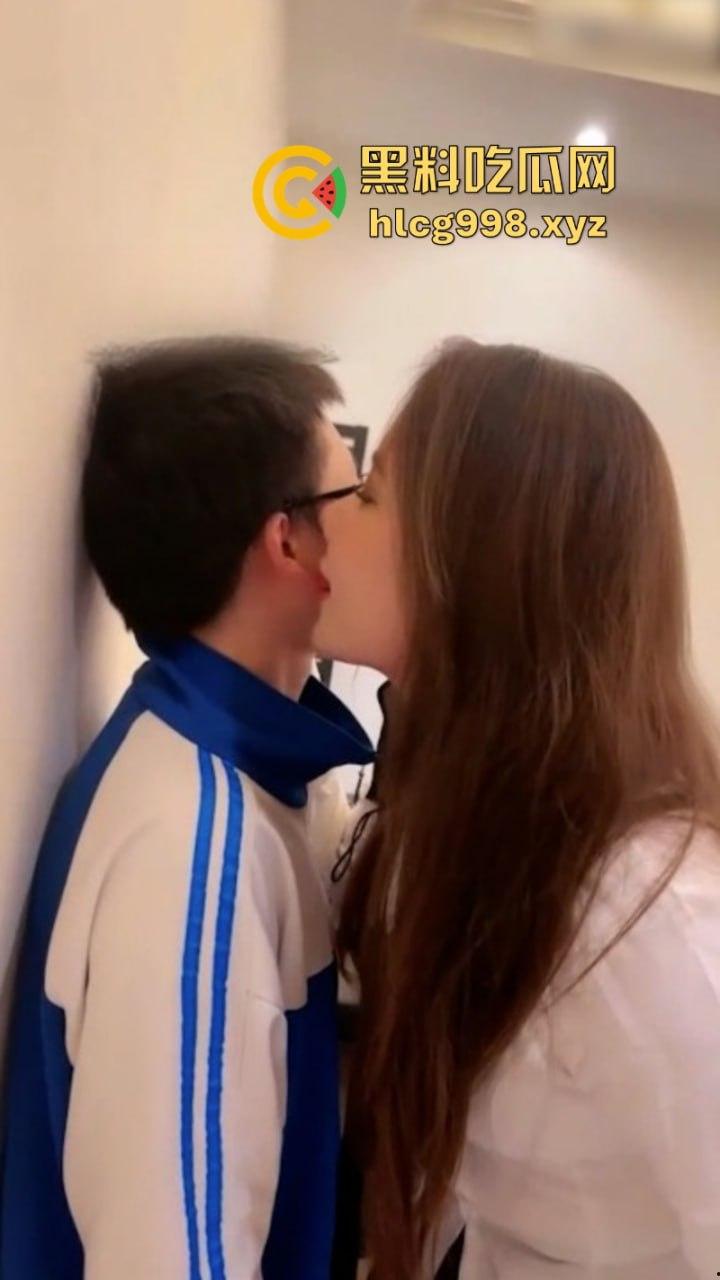 借火顺带给小处男破处！ 尴尬场面让小姐姐崩溃了“小逼有点慌 求哥哥安慰”-12