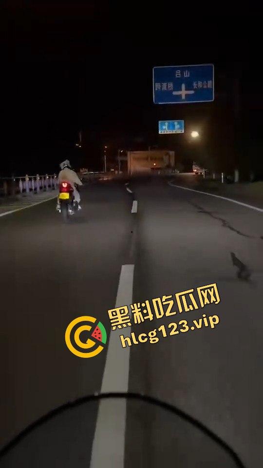 女骑手正常行驶被傻逼左转车撞飞，空中旋转一圈鞋都甩没了，男友赶来还被司机骂傻逼！-2