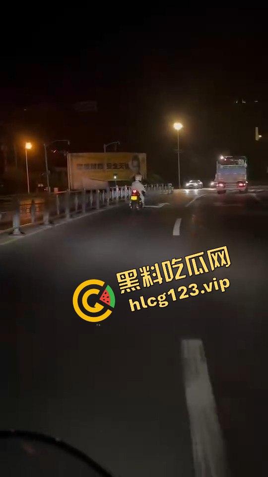 女骑手正常行驶被傻逼左转车撞飞，空中旋转一圈鞋都甩没了，男友赶来还被司机骂傻逼！-6