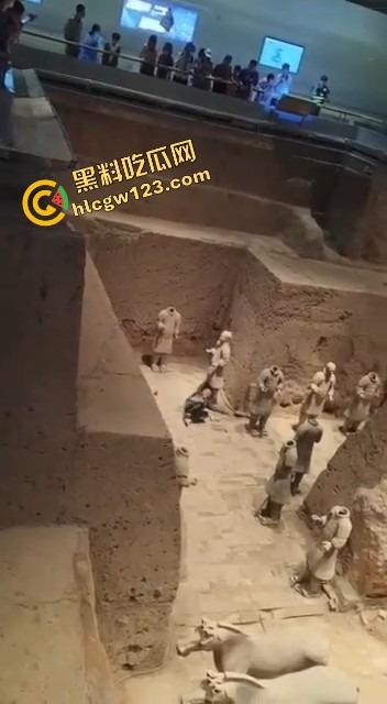 陕西兵马俑博物馆突发迷惑行为，男子纵身跳俑坑，推倒两尊陶俑再原地卧倒捂脸装雕像，景区直接封馆！-8
