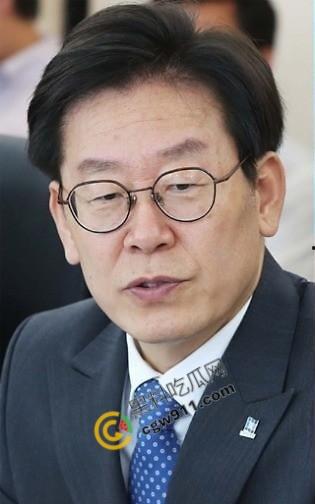 韩国女星【金富善】爆料老公【李在明】婚内出轨：小三身材爆炸，黑丝翘臀，淫声浪语求插，爽得高潮连连-1