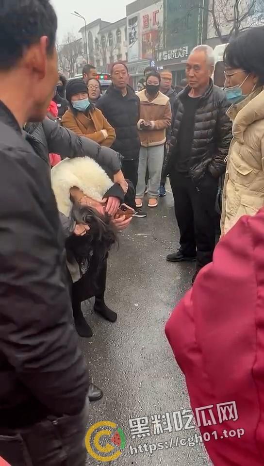 年少有为！河北定州美女当小三  被正房当街暴打 老男人就这么有魅力吗-7