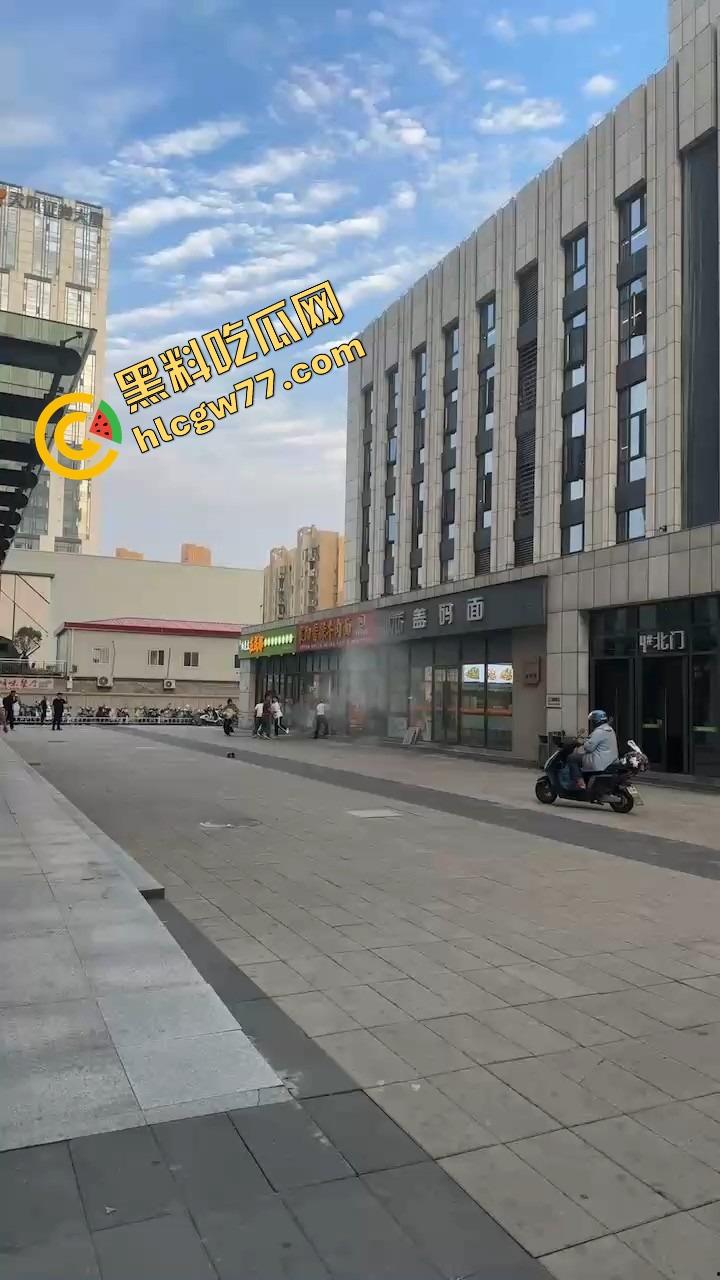 武汉光谷牛肉面店惊现砍人案，一言不合刀光乱舞，食客吓得连汤都没顾上喝就开跑！-2