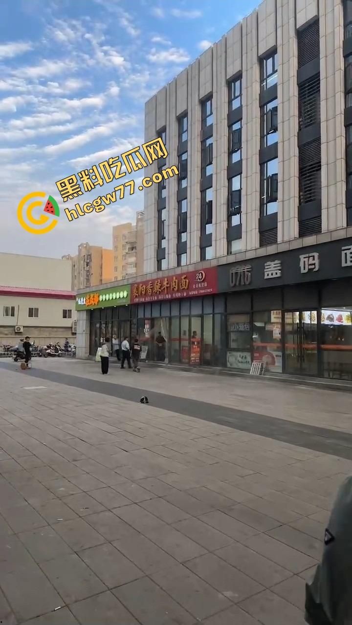 武汉光谷牛肉面店惊现砍人案，一言不合刀光乱舞，食客吓得连汤都没顾上喝就开跑！-3