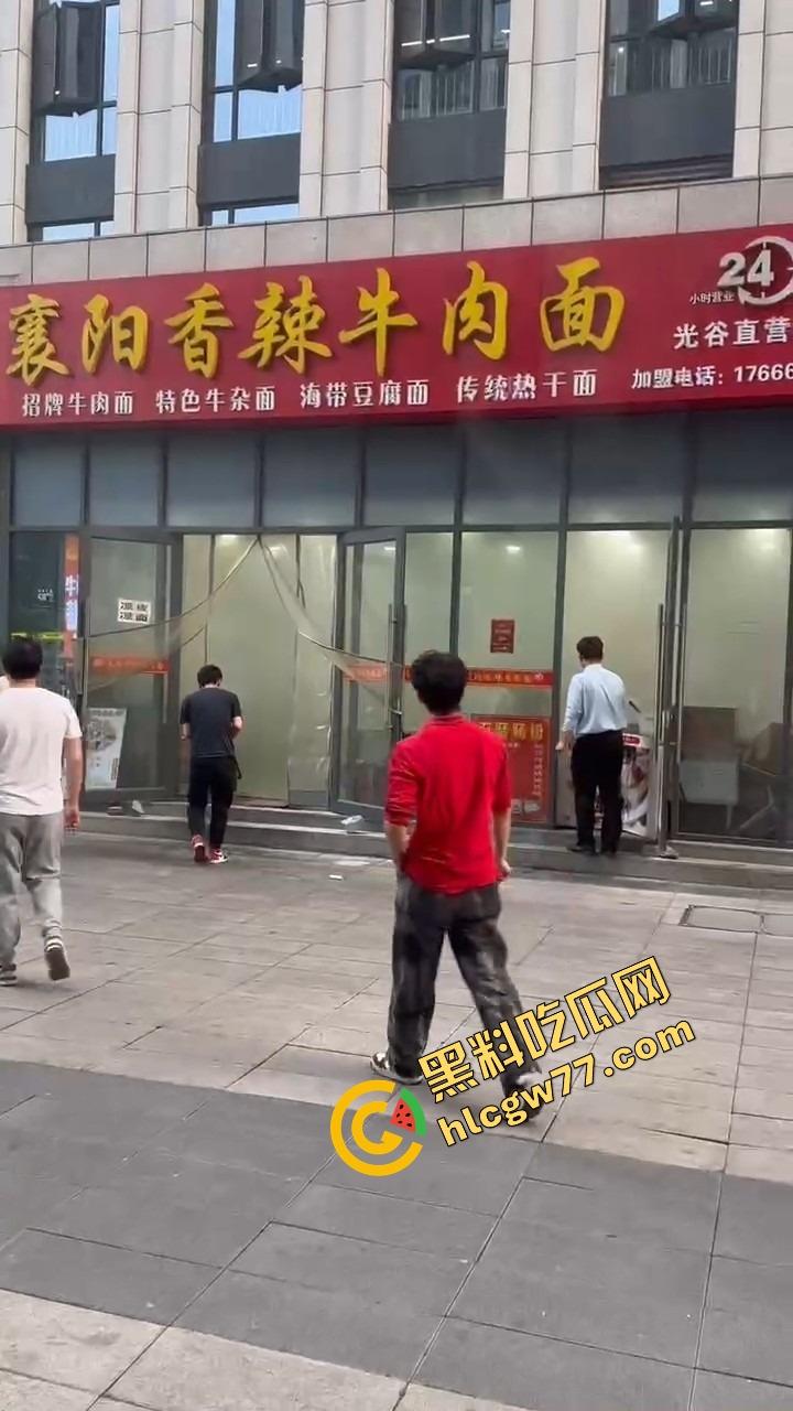 武汉光谷牛肉面店惊现砍人案，一言不合刀光乱舞，食客吓得连汤都没顾上喝就开跑！-6