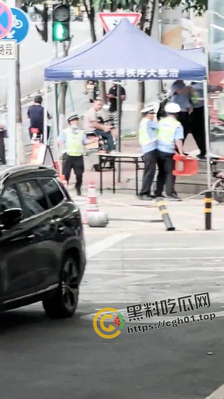 广州番禺大石 辅警内部大战 维权群众全在看热闹 这才是人民群众喜闻乐见的打架-2
