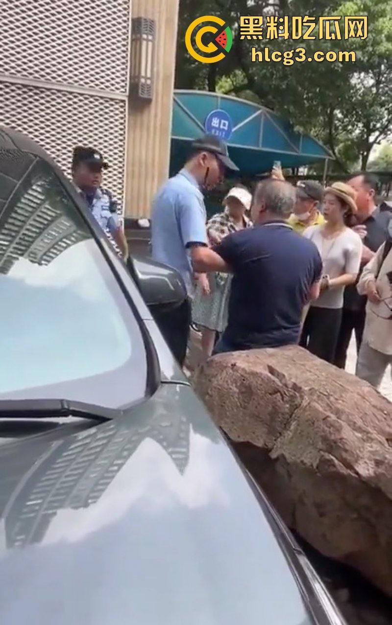 维权被关进大巴限制人身自由？上海海银财富投资人维权遭软禁被饿晕！-5