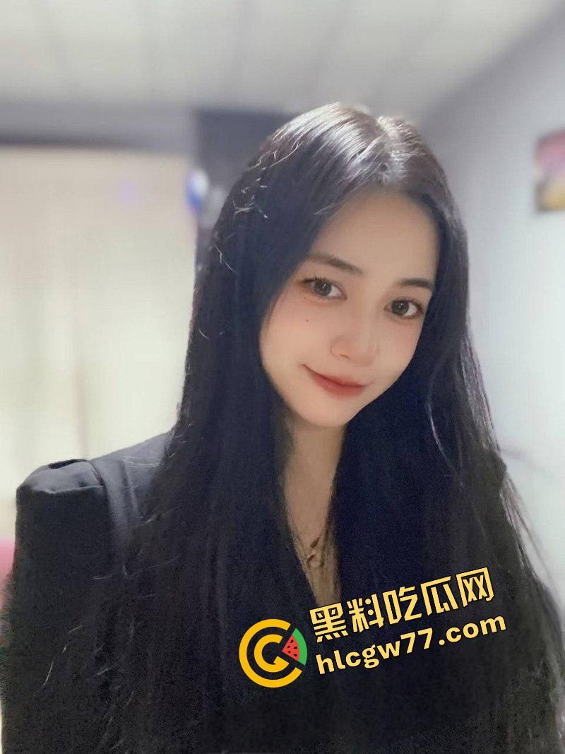 重庆财经学院反差母狗曝光，新疆小骚逼『夏兹热丽』破处后被疯狂口爆颜射，还舔精自拍骚得逆天！-1