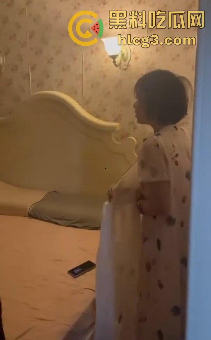 浙江绍兴北海小学班主任和初中体育老师偷情被丈母娘抓奸在床!清纯脸蛋的背后竟是如此淫荡!-9