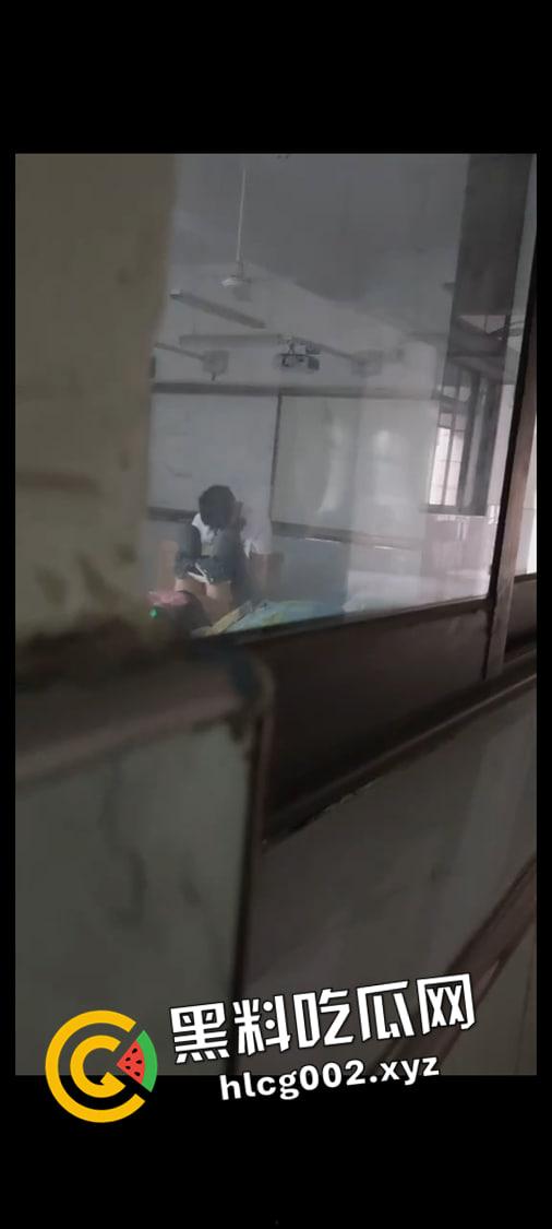 重庆合川区实验中学初中生放学后教室内做爱 课桌上做好变换体位 淫水不全流在课本上了 现场偷拍视频流出-2