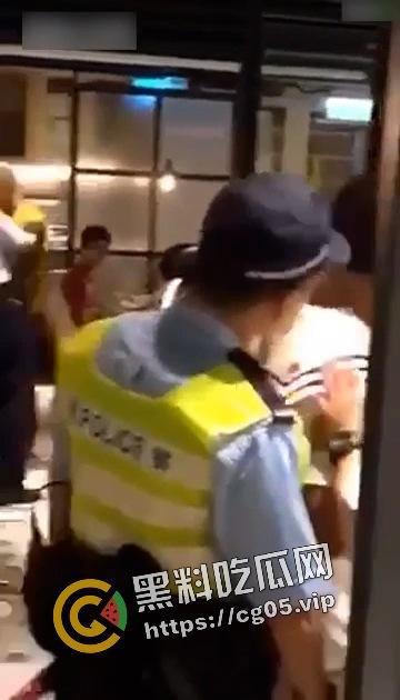 香港 LFC 茶楼内男子和喝醉的cos女孩当着警擦面抠逼 热吻-6