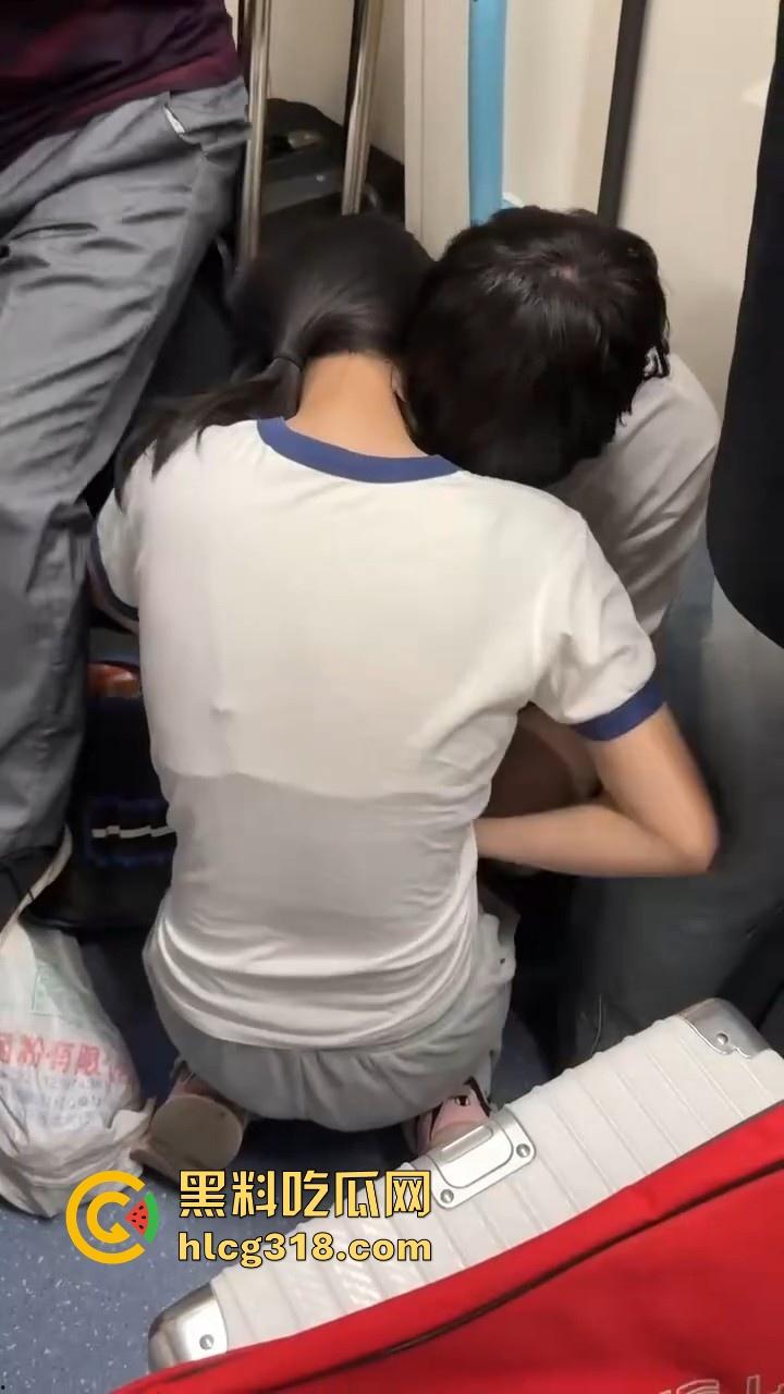 上海地铁小情侣当众热吻打飞机，激情缠绵旁若无人，看来是饥渴，都快现场做起来了！-1
