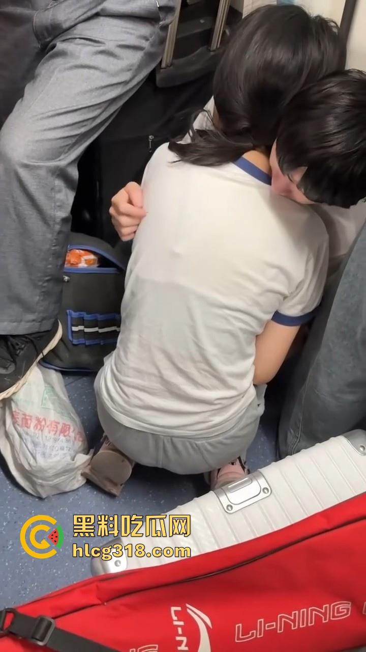 上海地铁小情侣当众热吻打飞机，激情缠绵旁若无人，看来是饥渴，都快现场做起来了！-5