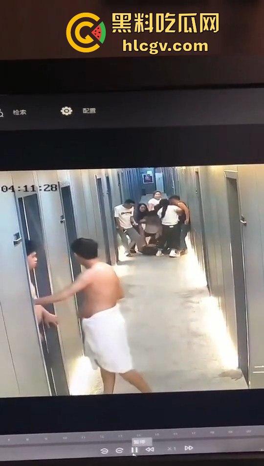 瓜友监控投稿：酒店内男子犯贱挑衅，一打四差点上演血案，好老婆及时拦下化解危机！-3