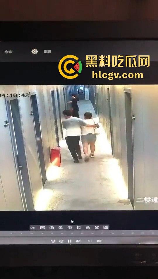 瓜友监控投稿：酒店内男子犯贱挑衅，一打四差点上演血案，好老婆及时拦下化解危机！-4