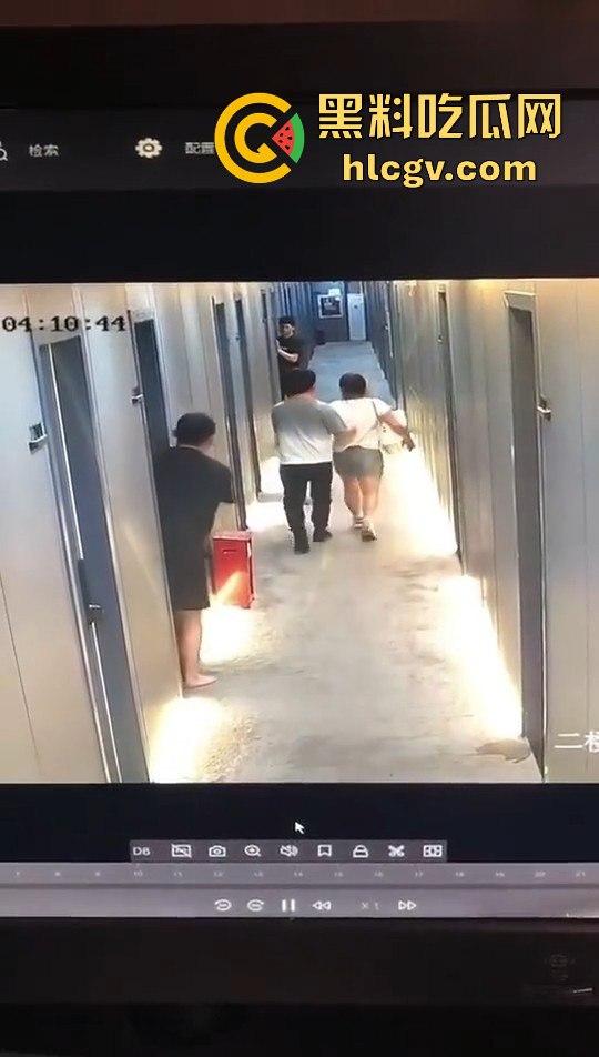 瓜友监控投稿：酒店内男子犯贱挑衅，一打四差点上演血案，好老婆及时拦下化解危机！-7