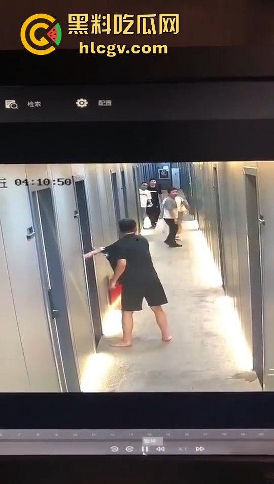 瓜友监控投稿：酒店内男子犯贱挑衅，一打四差点上演血案，好老婆及时拦下化解危机！-9