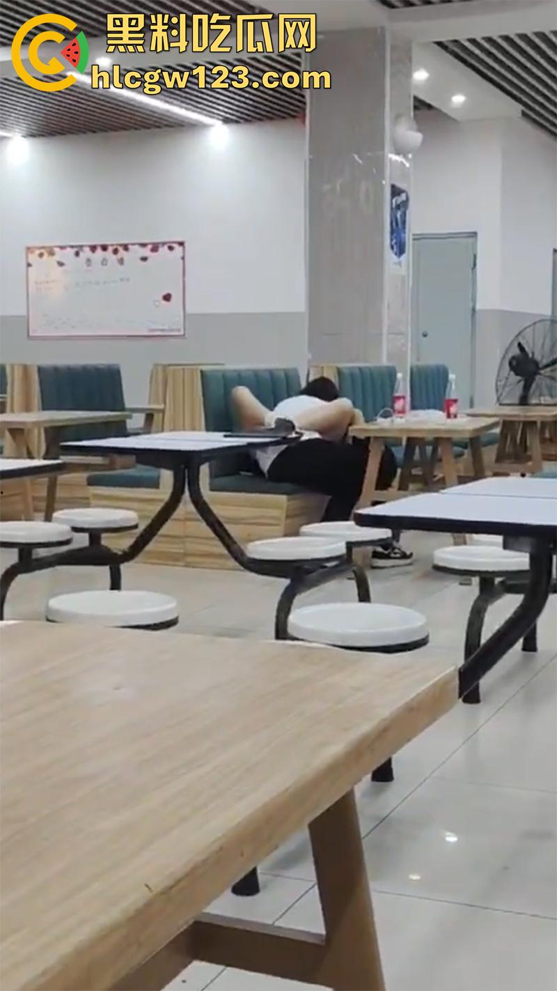 山西应用科技学院，学生妹趁男友回家，和男友室友食堂激情运动，玩的真大胆啊，真是骚没边了！-3