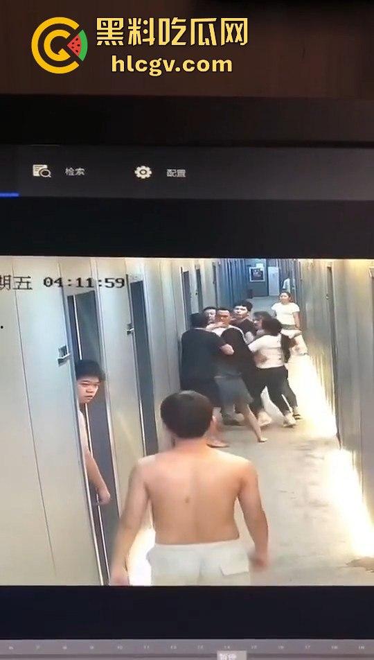 瓜友监控投稿：酒店内男子犯贱挑衅，一打四差点上演血案，好老婆及时拦下化解危机！-13