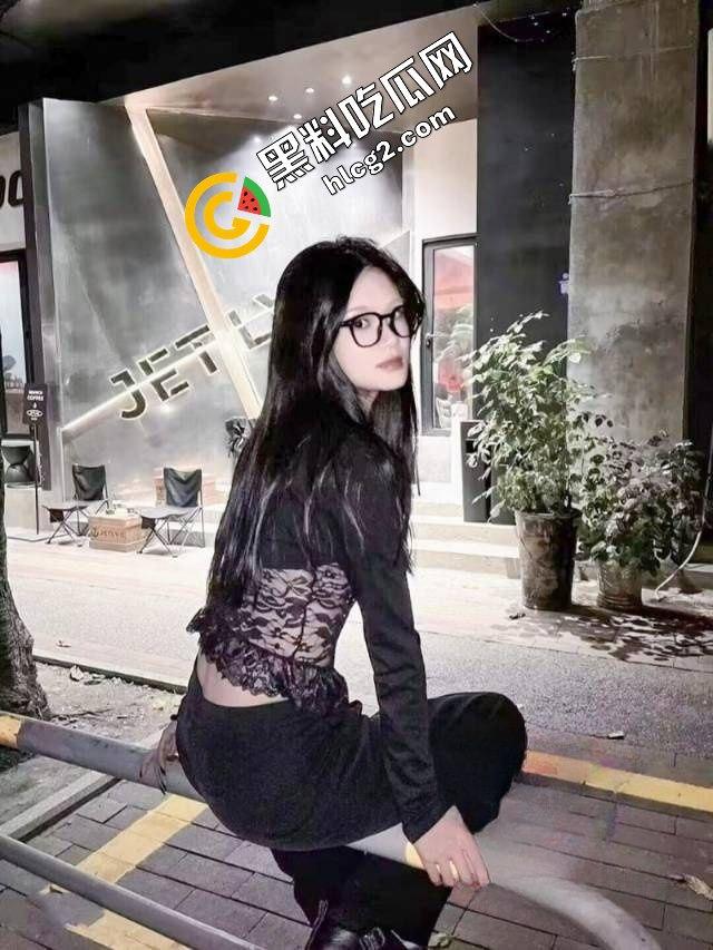 广东财经大学学生妹『钟瑜菲』周末跟学长酒店开房 口爆后入怼脸颜射 视频泄密流出-4