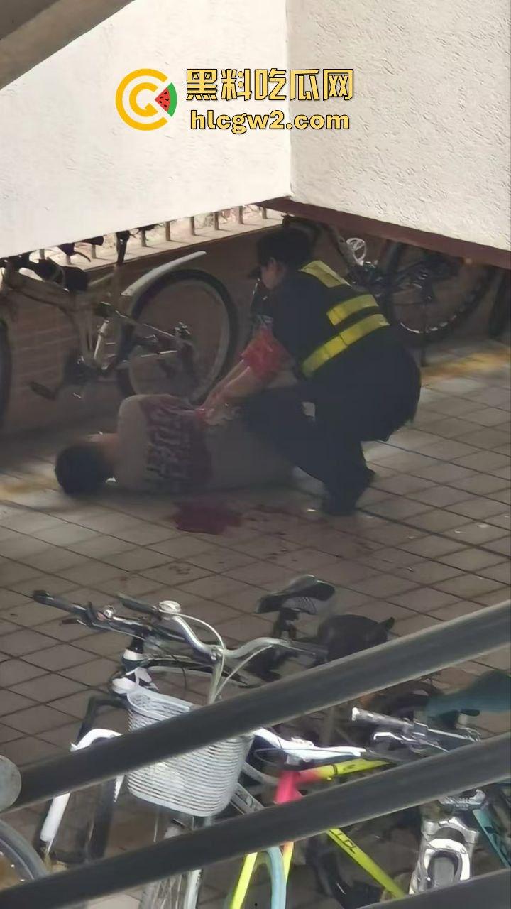 广东工业大学惊现捅人事件！凶手反锁宿舍内，保安公安疯狂踹门！-8