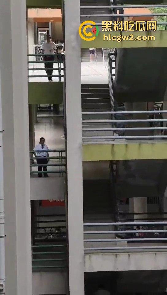 广东工业大学惊现捅人事件！凶手反锁宿舍内，保安公安疯狂踹门！-9