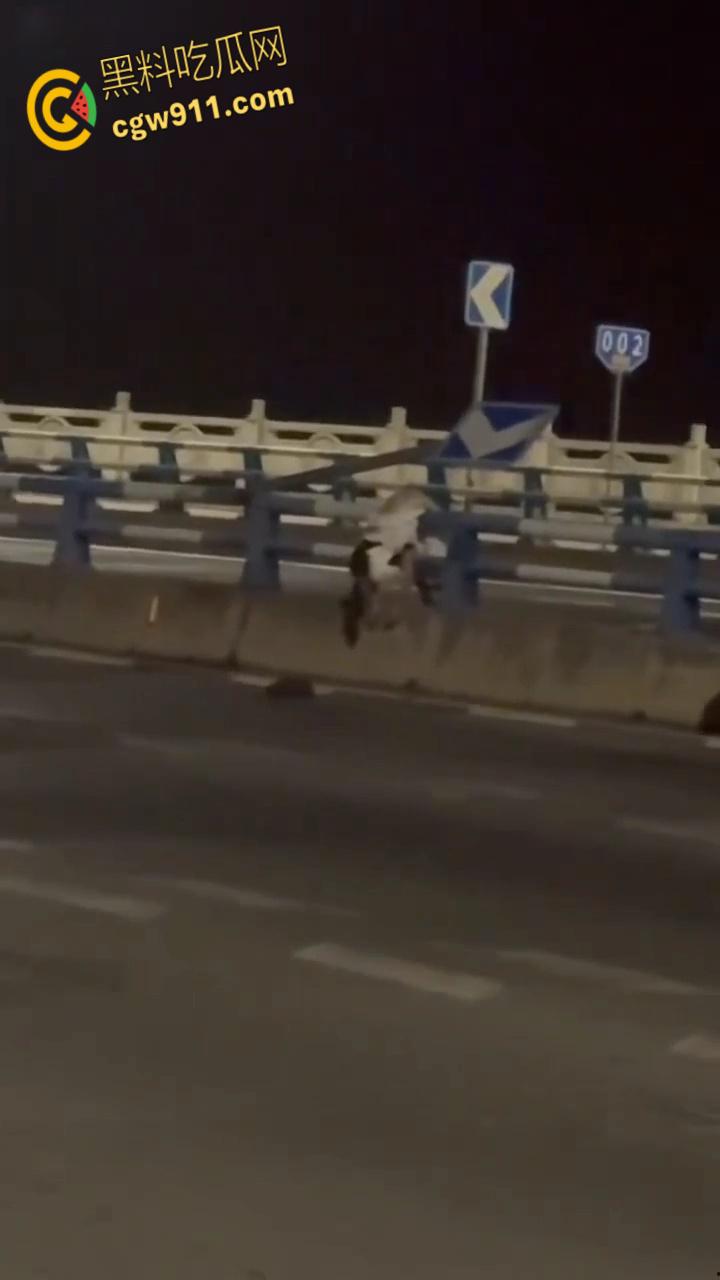 重庆江北机车张雪500，120码高速压弯失败，直接撞的到处乱飞，一个躺板板一个挂在杆子上，太惨了 。-8
