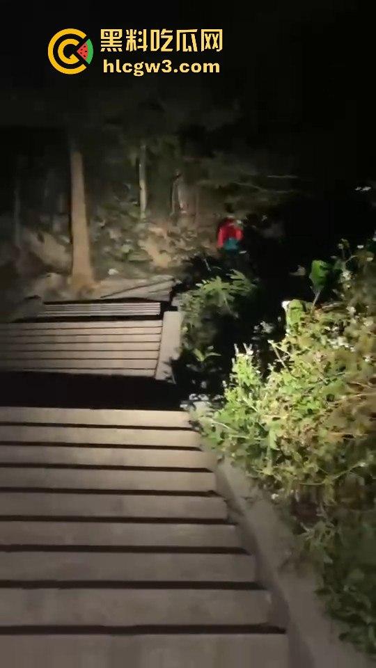 广东揭阳黄岐山森林公园惊现穿寿衣夜爬怪人 半夜见到能直接吓破胆！-3