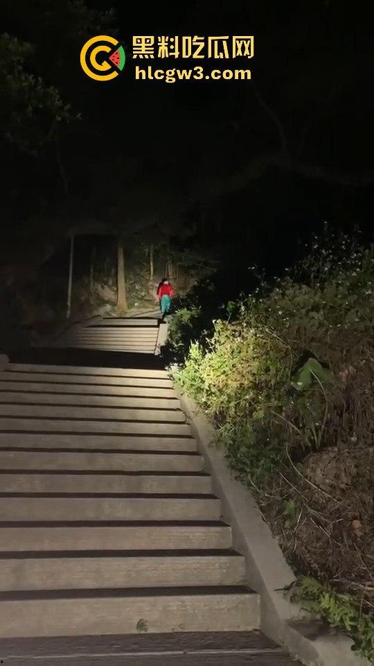 广东揭阳黄岐山森林公园惊现穿寿衣夜爬怪人 半夜见到能直接吓破胆！-7