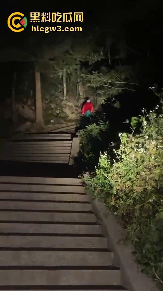 广东揭阳黄岐山森林公园惊现穿寿衣夜爬怪人 半夜见到能直接吓破胆！-8