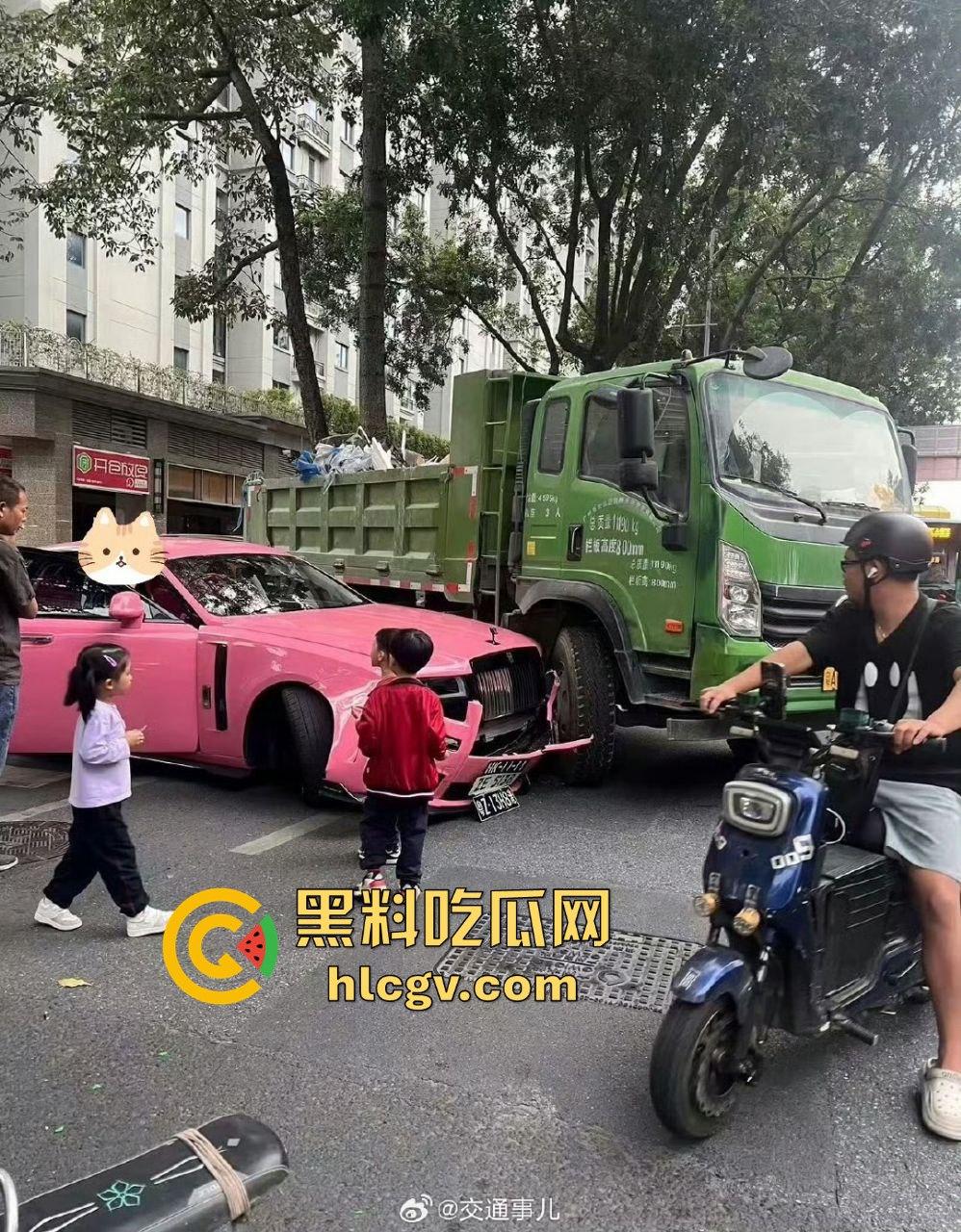 独家爆料！全网找的粉色劳斯莱斯车主现身！潮汕富婆朱根草，撞大货车全责判司机，赔偿费恐破百万！-14