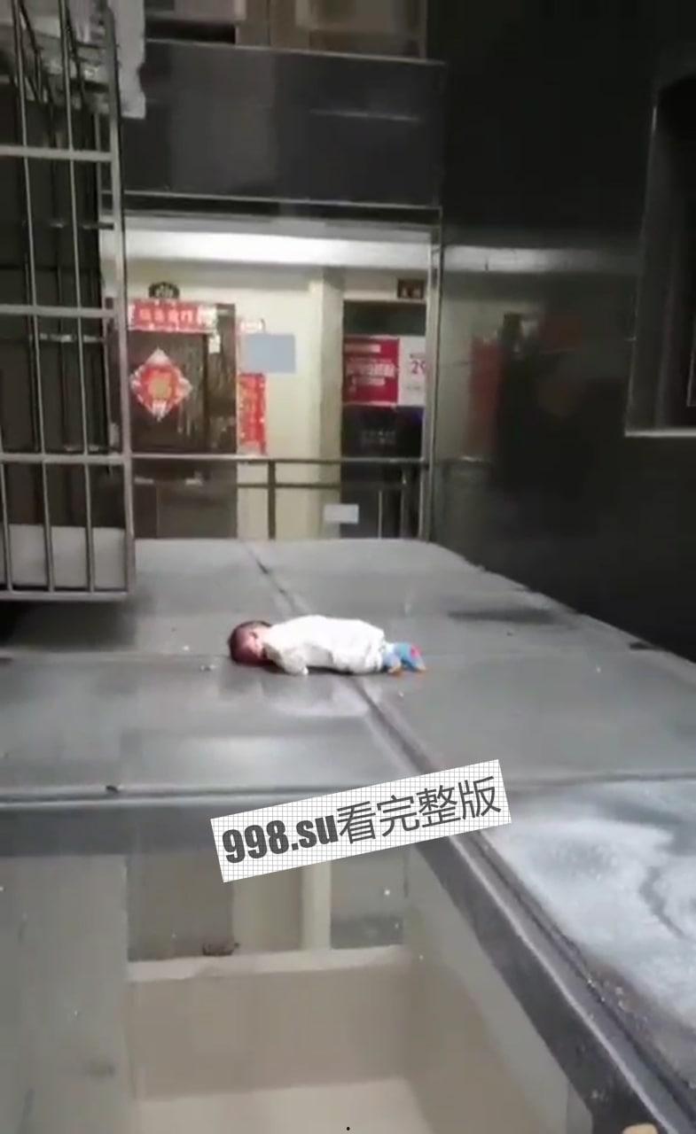 痛心！ 11.24中午，四川绵阳，桃花岛，网传一夫妻吵架，男子把孩子隔窗扔了下去，女子随后跳楼-1